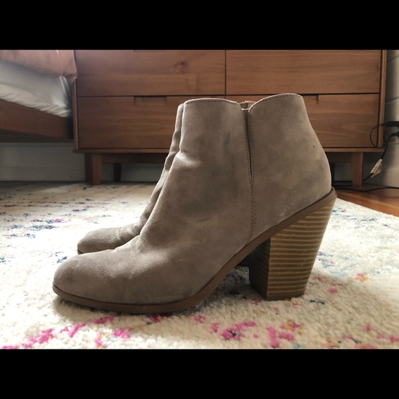 Banana Republic heeled booty. Size 8.5. Color is a grey/tan - Picture 5 of 5